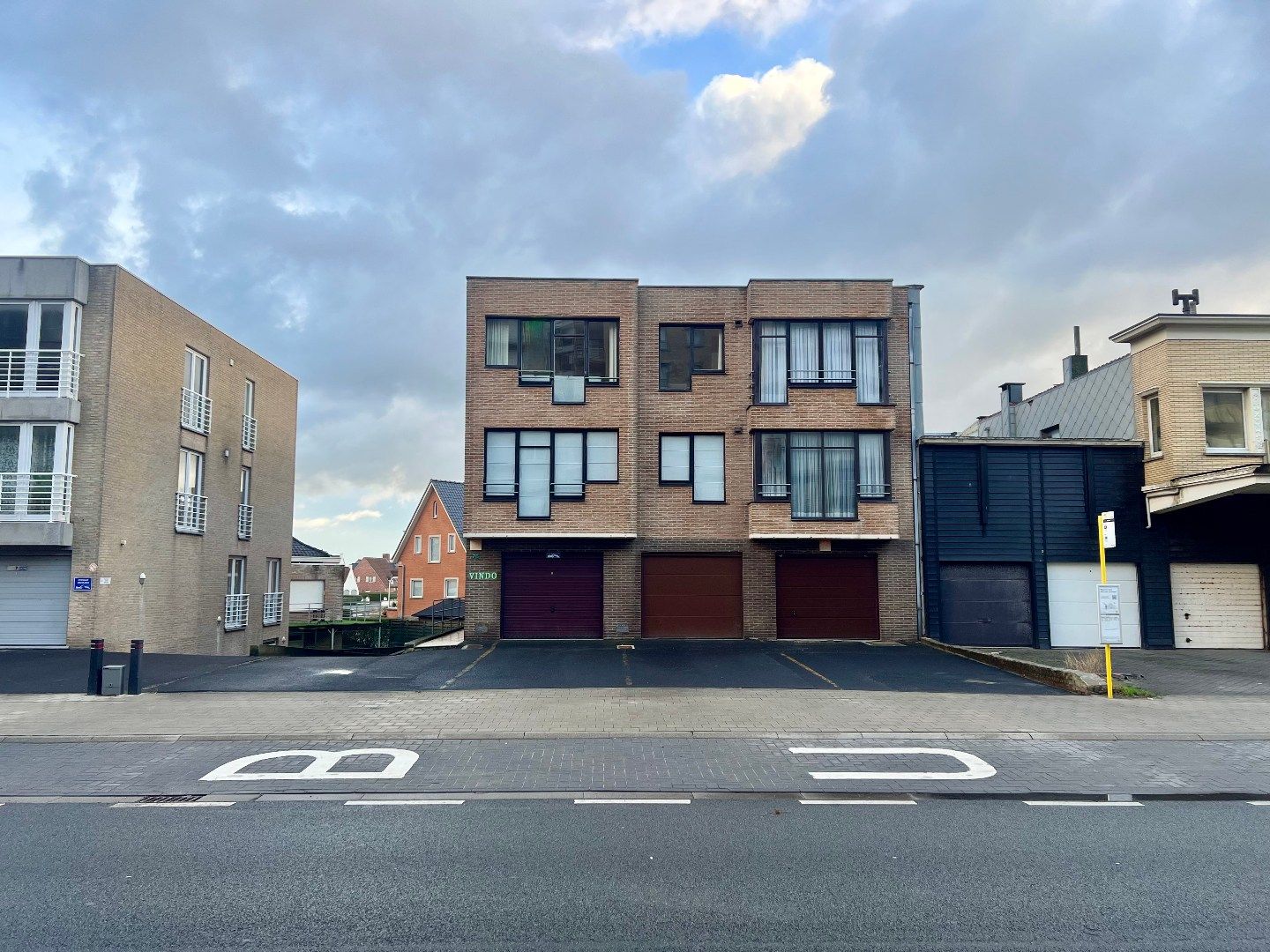 Garage vlakbij Zeedijk foto {{pictureIndex}}