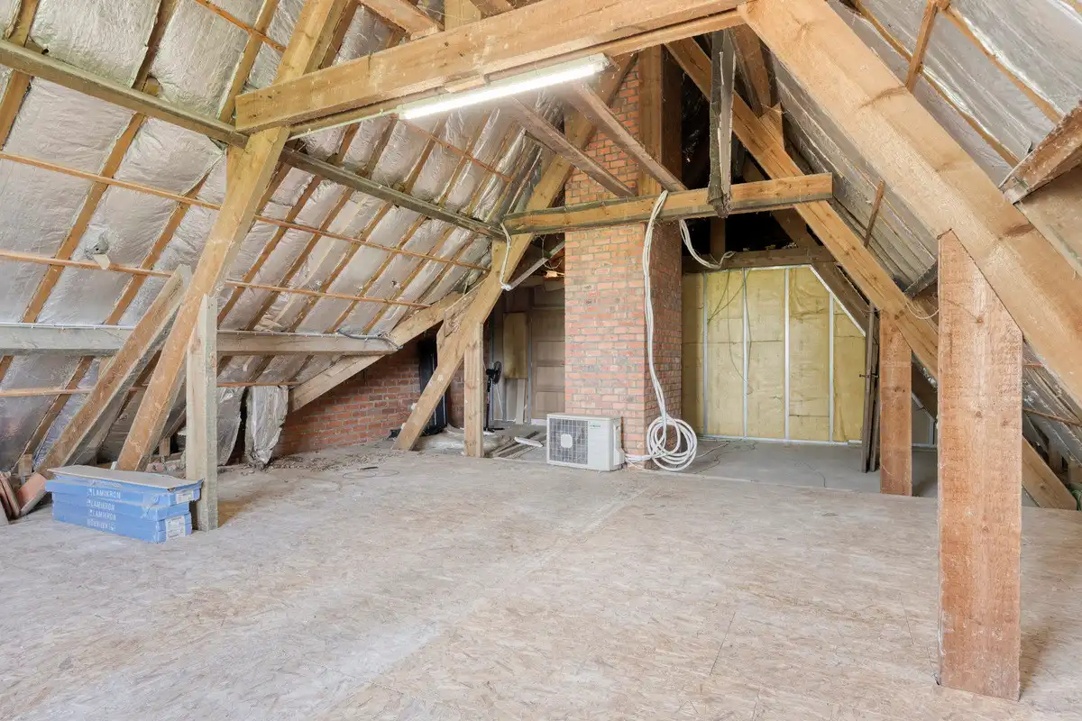 UITERST RUIME EN VOLLEDIG GERENOVEERDE VILLA MET 6 SLK OP EEN PERCEEL VAN 16A81CA NABIJ MAASTRICHT. foto 29