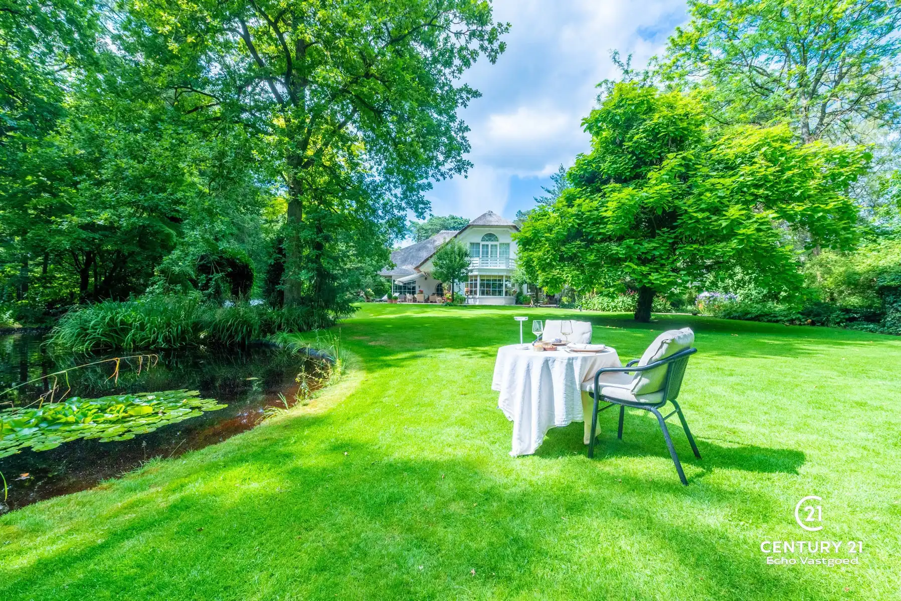 Karaktervol landhuis met prachtige tuin op ca 2202m² foto 2