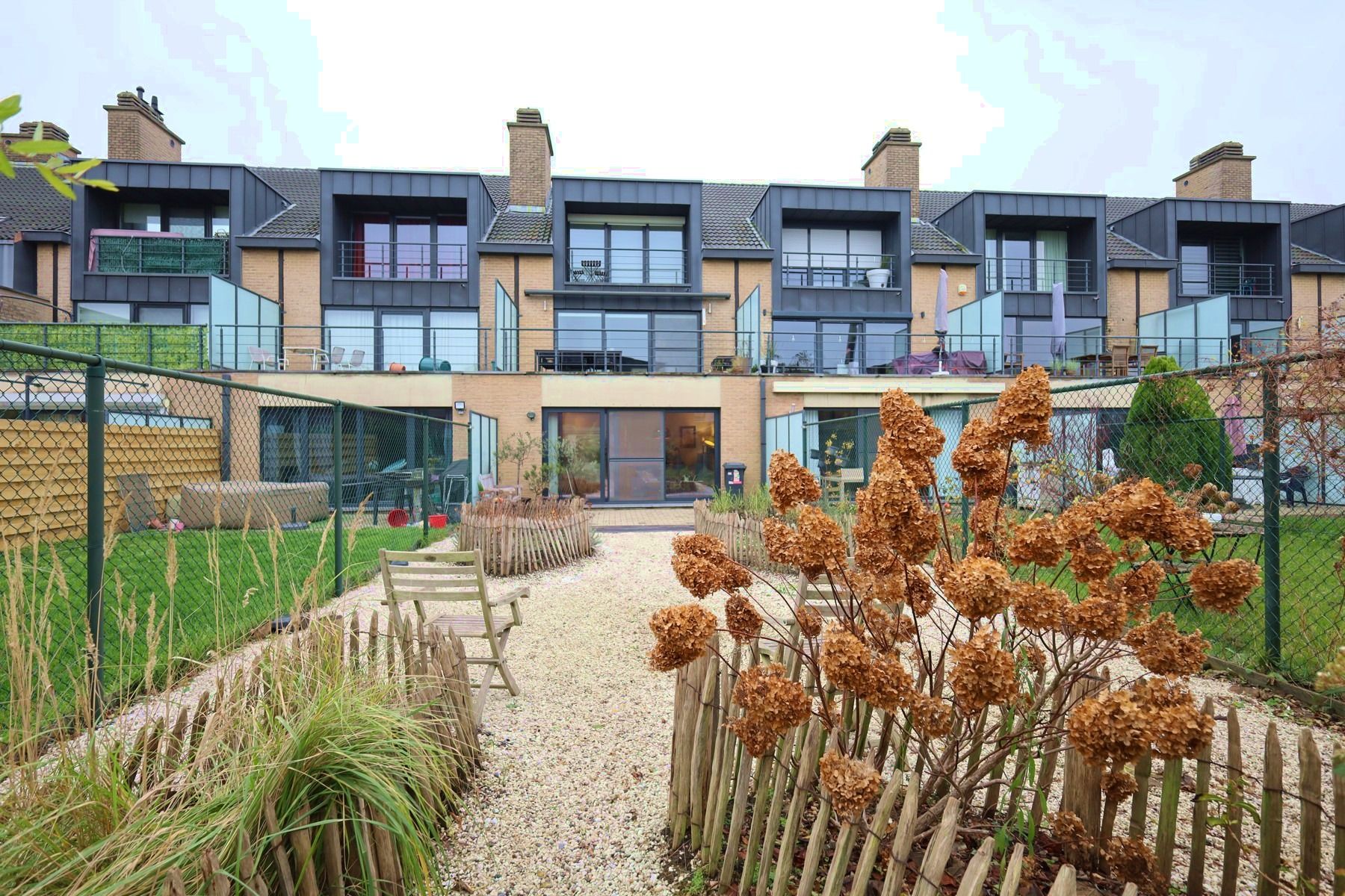 Gelijkvloers appartement met tuin, binnenautostaanplaats en kelder foto 11