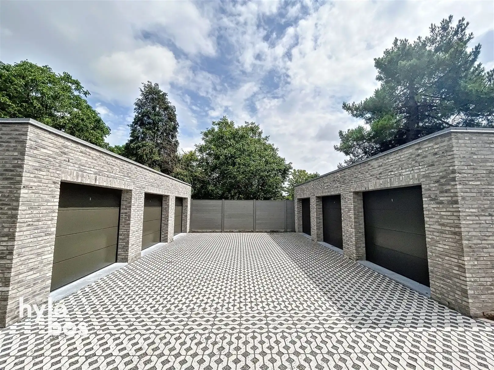 Garagebox met automatische sectionale poort. foto {{pictureIndex}}