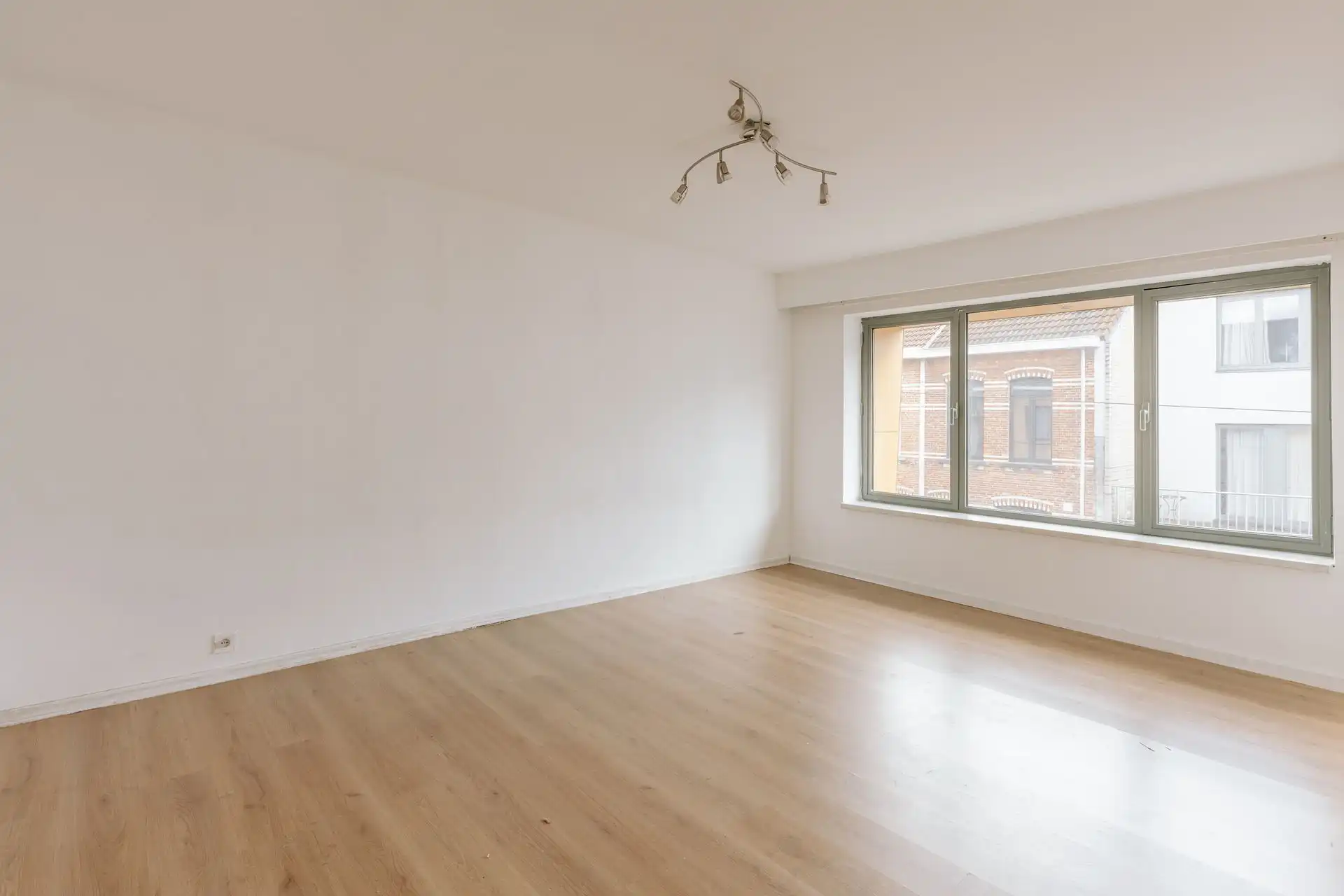 Ruim handelspand met magazijn in centrum Borsbeek. foto 17