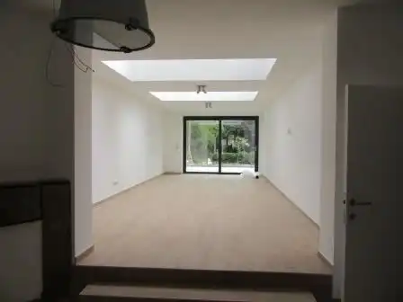Rijwoning met modern interieur foto 9