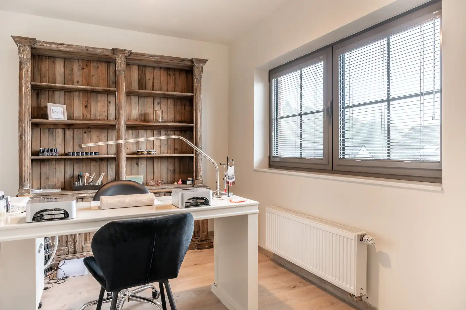 Ruim triplex appartement met berging foto 14