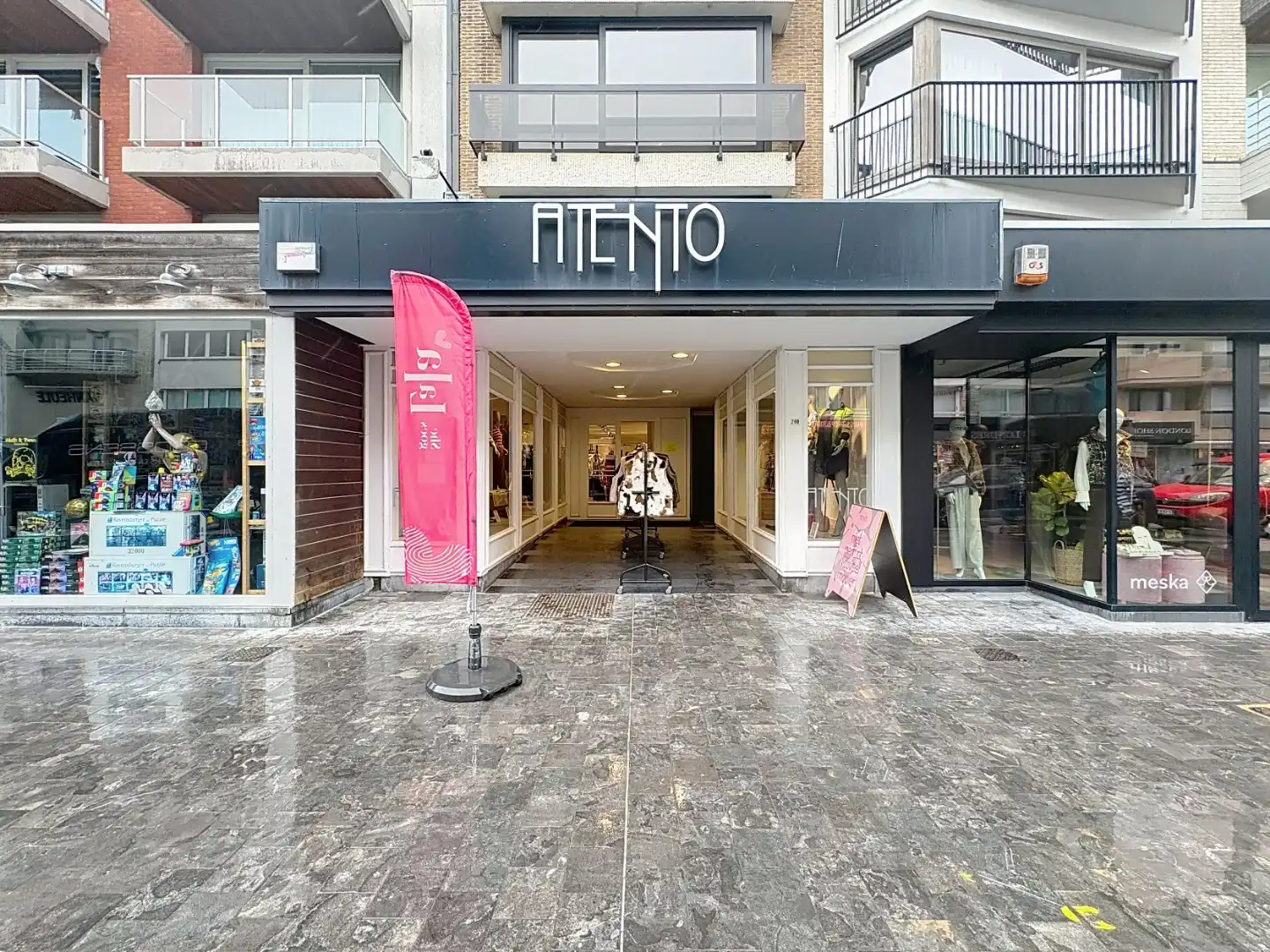 Uitstekend gelegen handelspand te koop in het hart van Koksijde-Bad foto {{pictureIndex}}