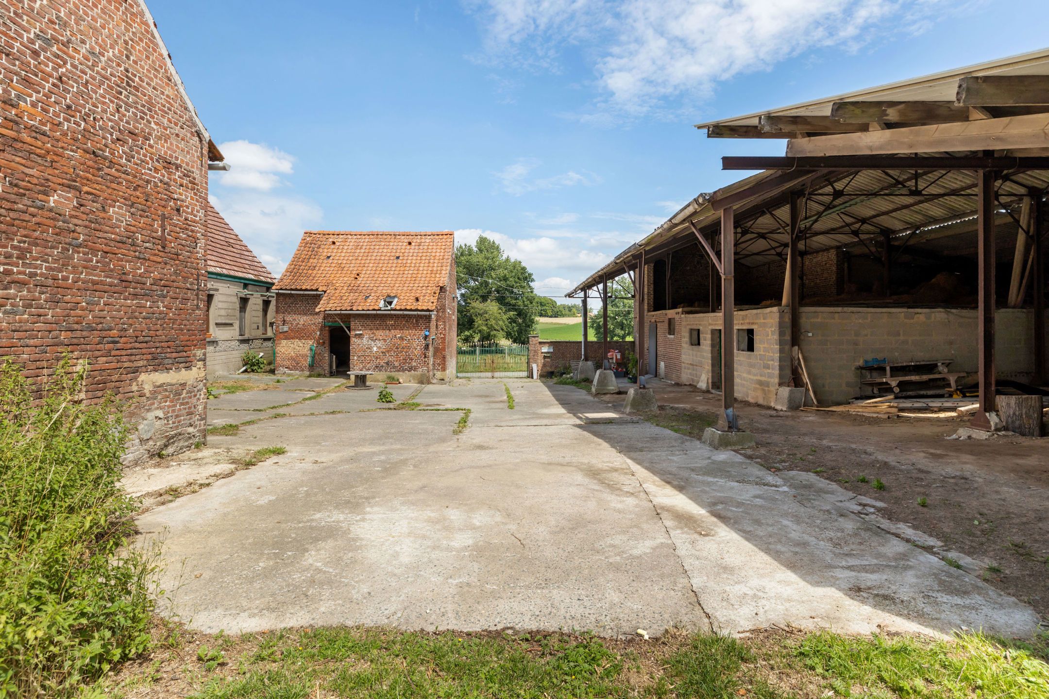 Te renoveren hoeve met schuur, loods en prachtige zichten foto 32