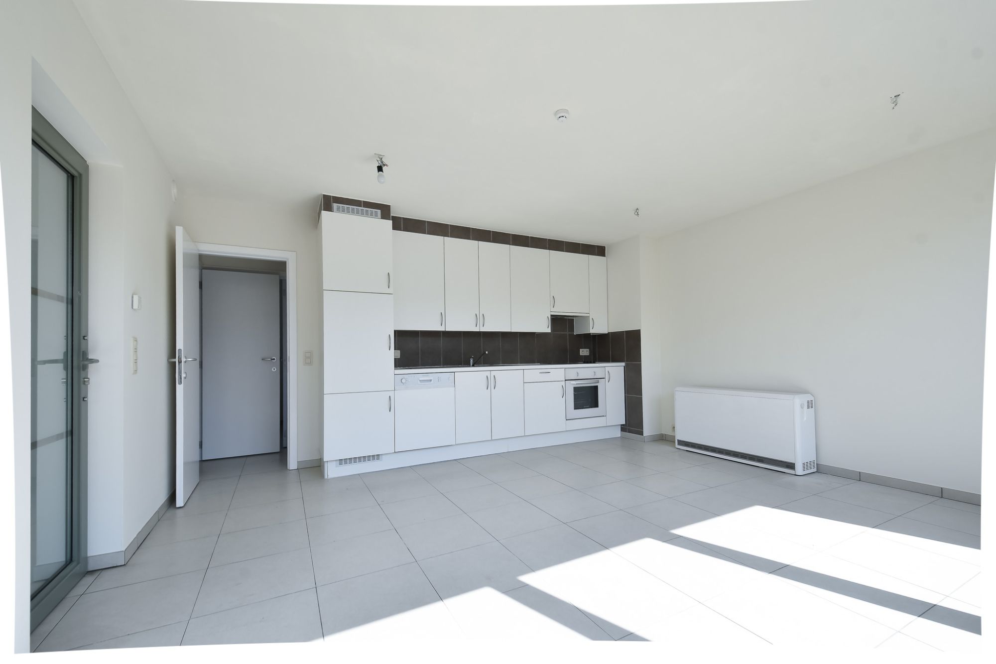 INSTAPKLAAR 2 slaapkamer appartement met terras incl. AUTOSTAANPLAATS en kelder foto 5