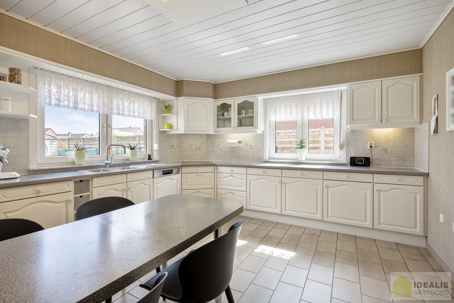 KNAPPE EN INSTAPKLARE WONING MET 4 SLAAPKAMERS, INPANDIGE ÉN VRIJSTAANDE GARAGE, HEERLIJK TERRAS OMGEVEN DOOR EEN PRACHTIGE TUIN foto 16