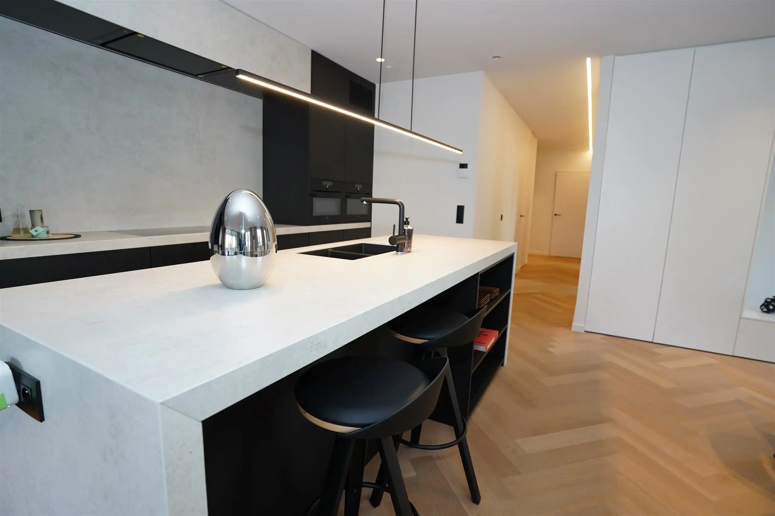 High-end  appartement met frontaal zicht op de Grote Markt met garage en extra staanplaats ! foto 8