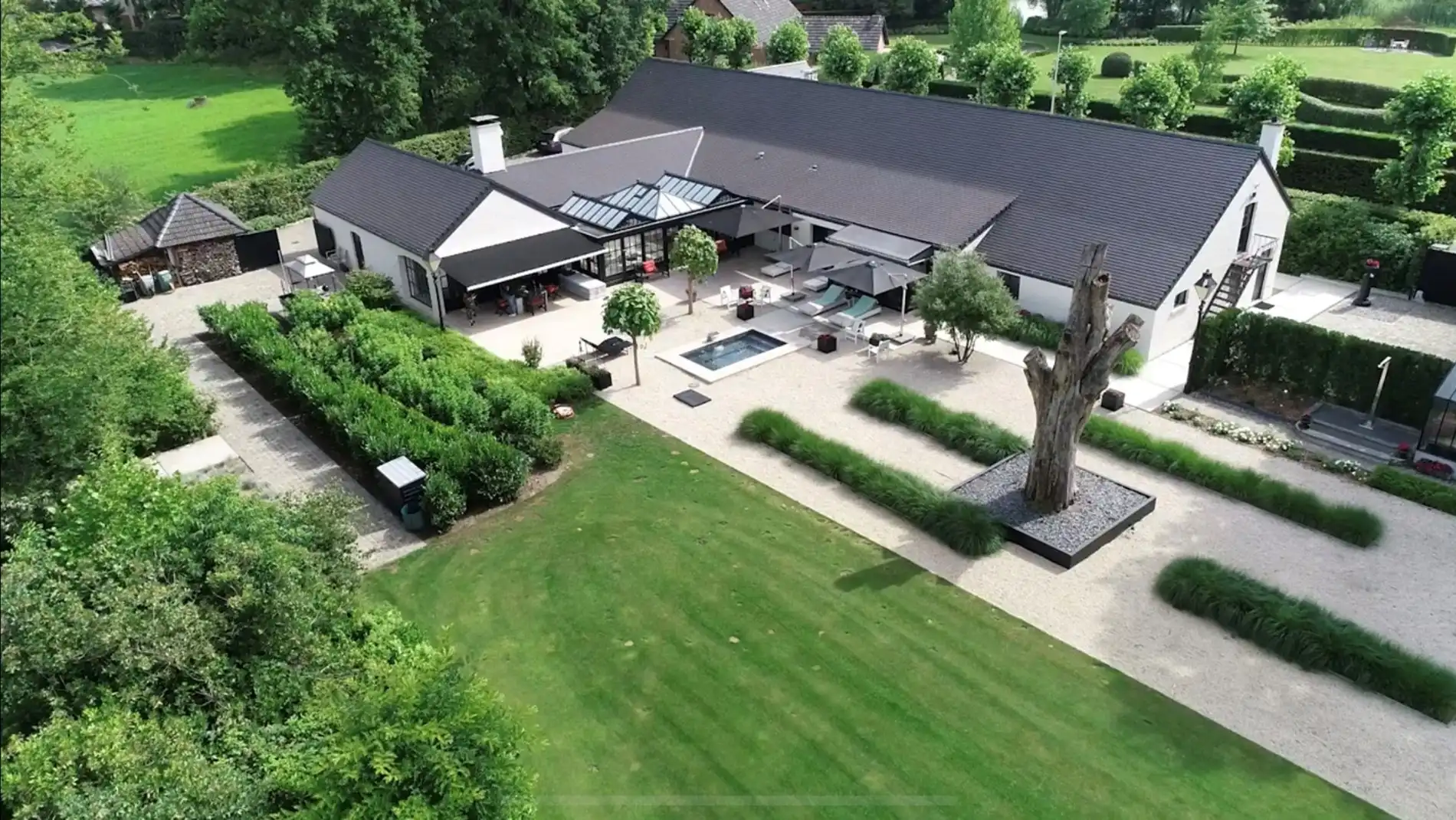 Uniek domein met zeer ruim pand temidden van de natuur  foto {{pictureIndex}}