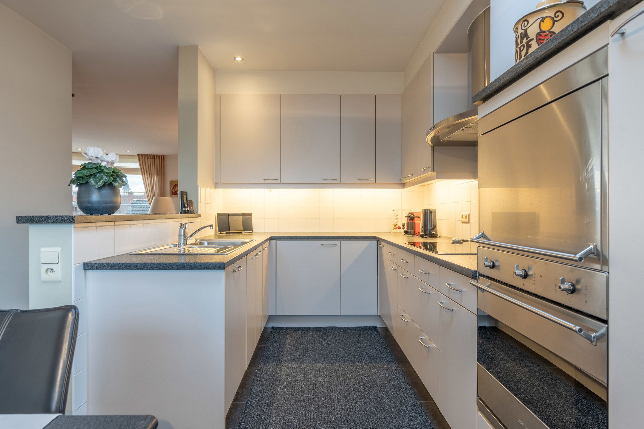 Zeer ruim appartement met o.a. 3 slaapkamers, 3 terrassen en autostaanplaats. foto 13