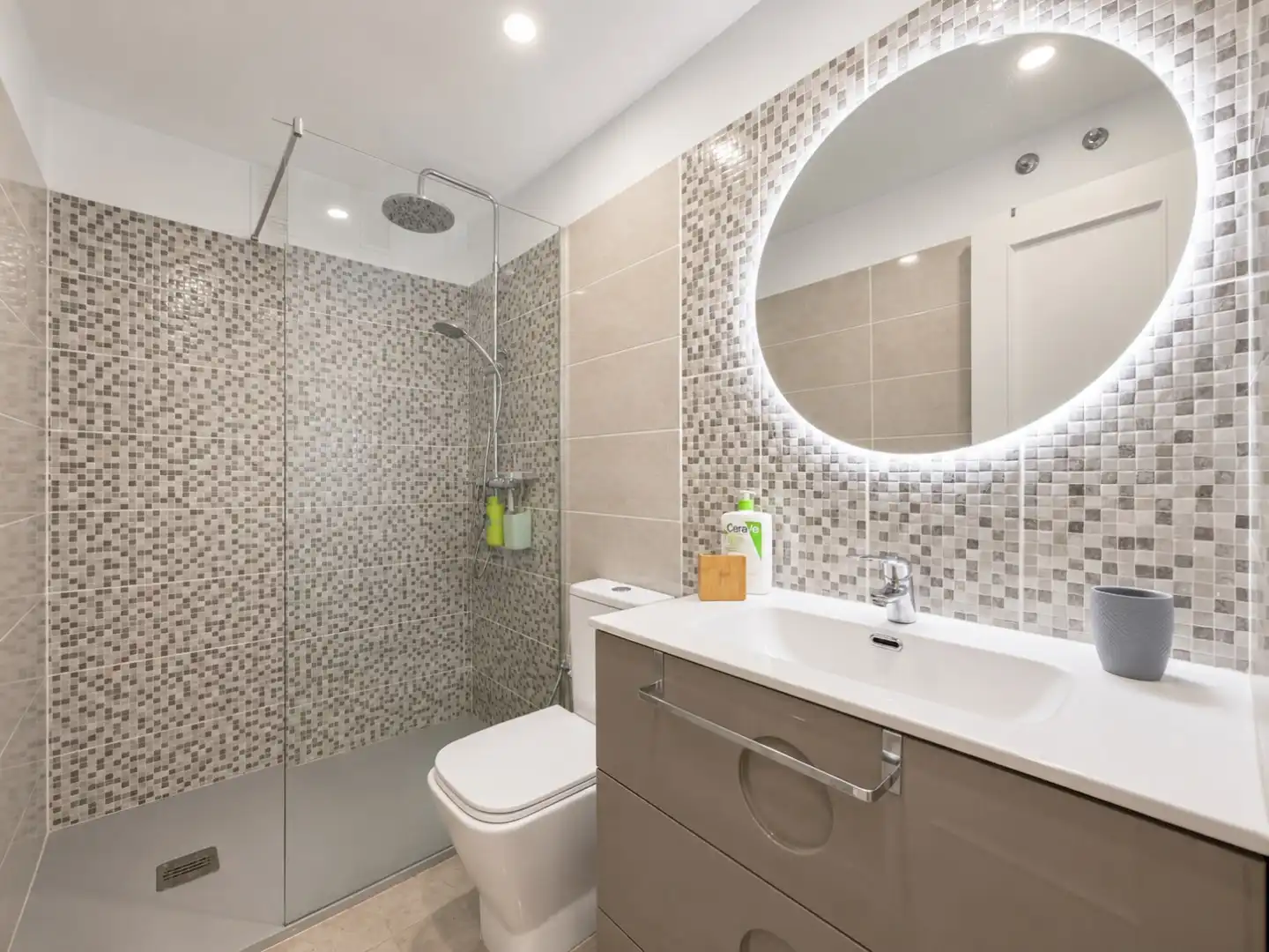 Volledig gerenoveerd appartement in El Galeón, Adeje, Rustig wonen in een woonwijk op Tenerife foto 8