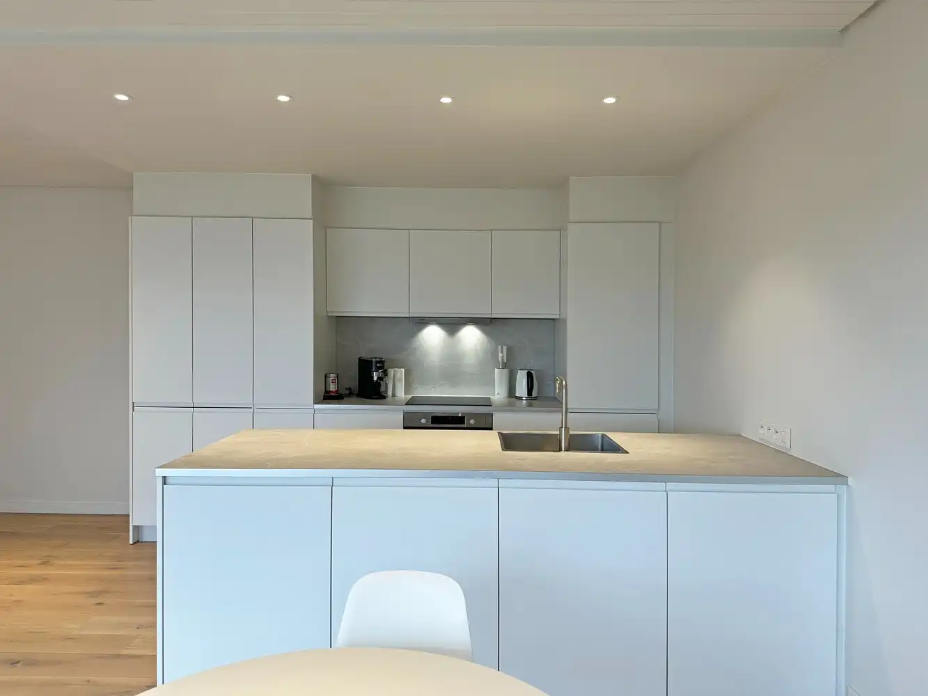 Gerenoveerd 1 slaapkamer appartement met groot terras te Berchem! foto 4