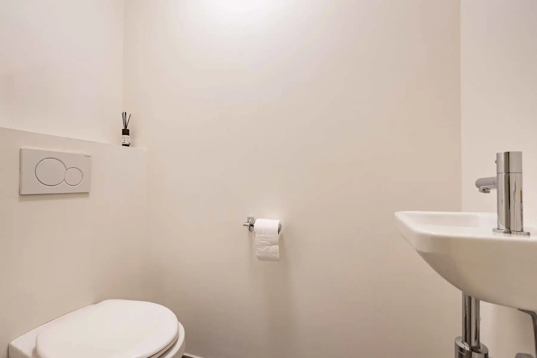 Gelijkvloers kantoor/praktijkruimte bij station Denderleeuw foto 7