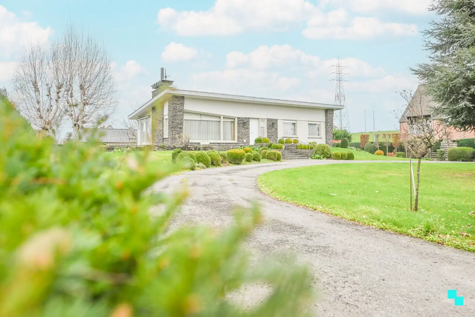 Hoofdfoto van de publicatie: Statige gelijkvloerse villa in Waregem