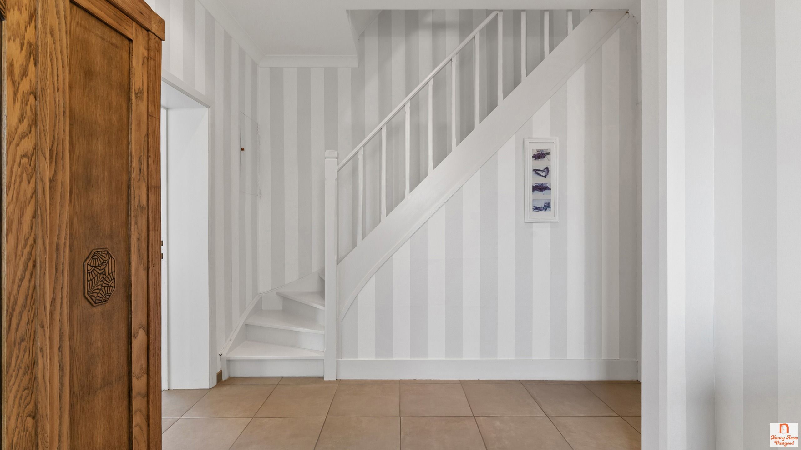 Instapklare woning met uitzonderlijk grote tuin met vijver foto 12
