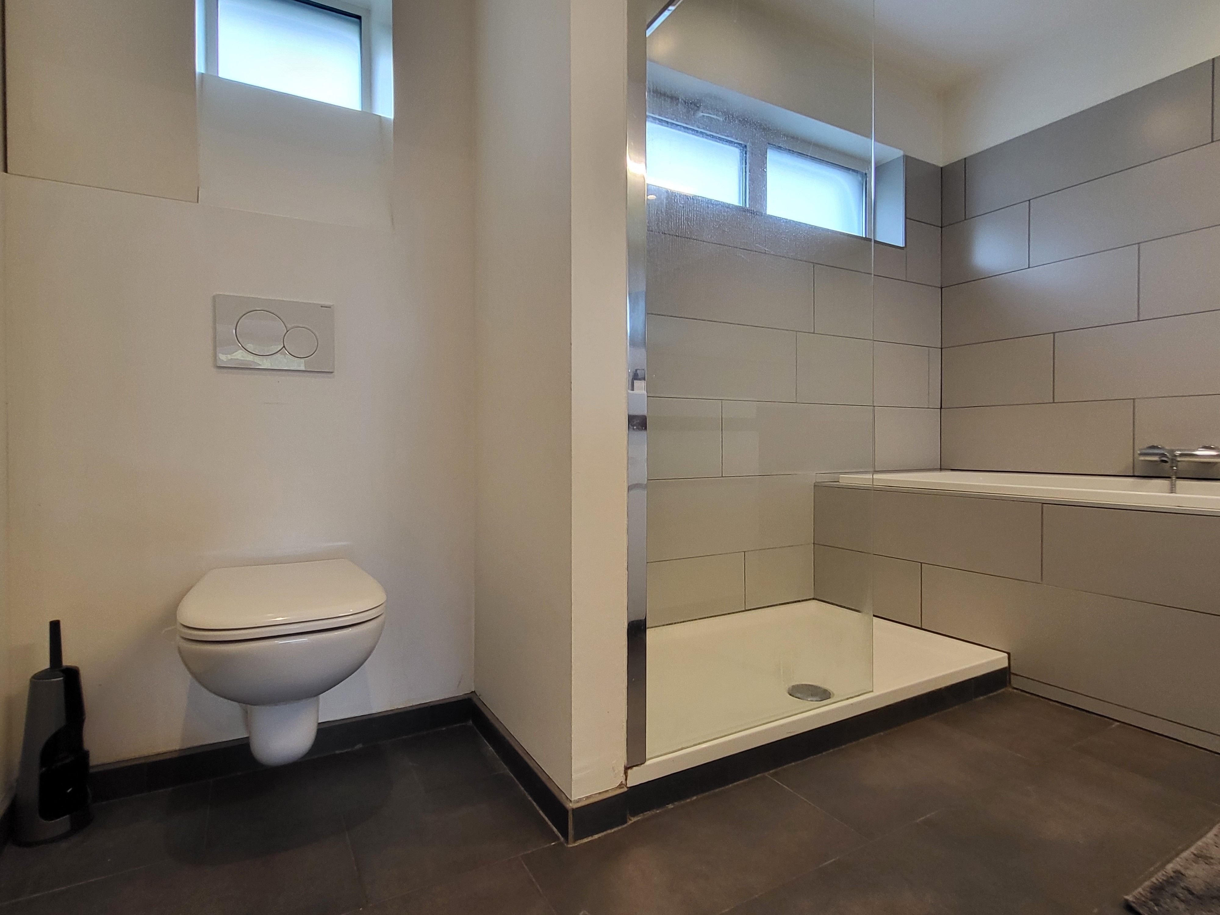 Prachtig gerenoveerde woning in 2015 op 428m² met zonnepanelen, zonnige tuin en 2 garages.  foto 26