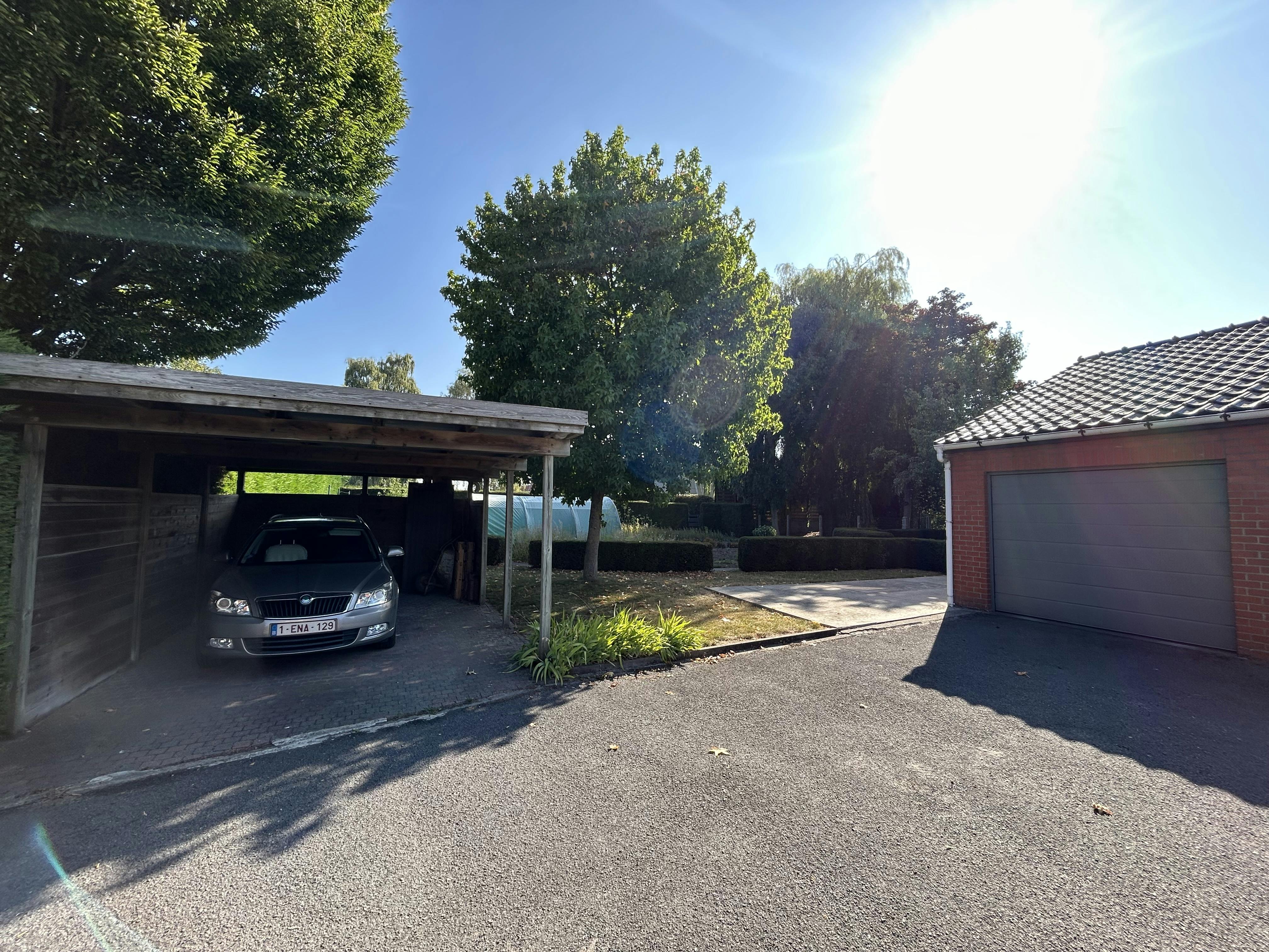 Bouwgrond van 554 m² met uitweg, garage en carport foto 6