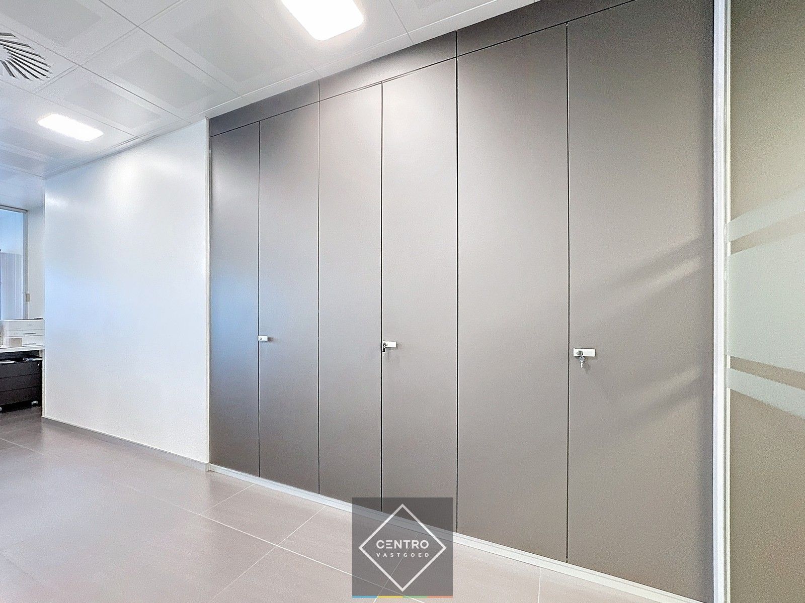 Instapklare KANTOORRUIMTE met kelderverdieping en gratis openbare parkeergelegenheid (15-tal wagens) voor de deur! foto 4