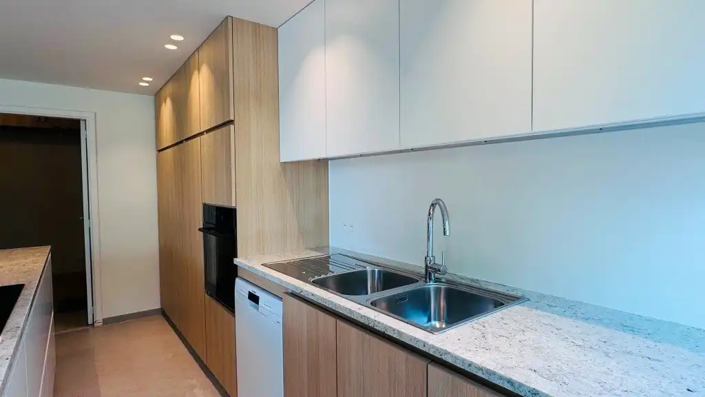 Centraal gelegen gerenoveerd 3-slaapkamerappartement met 2 terrassen foto 5