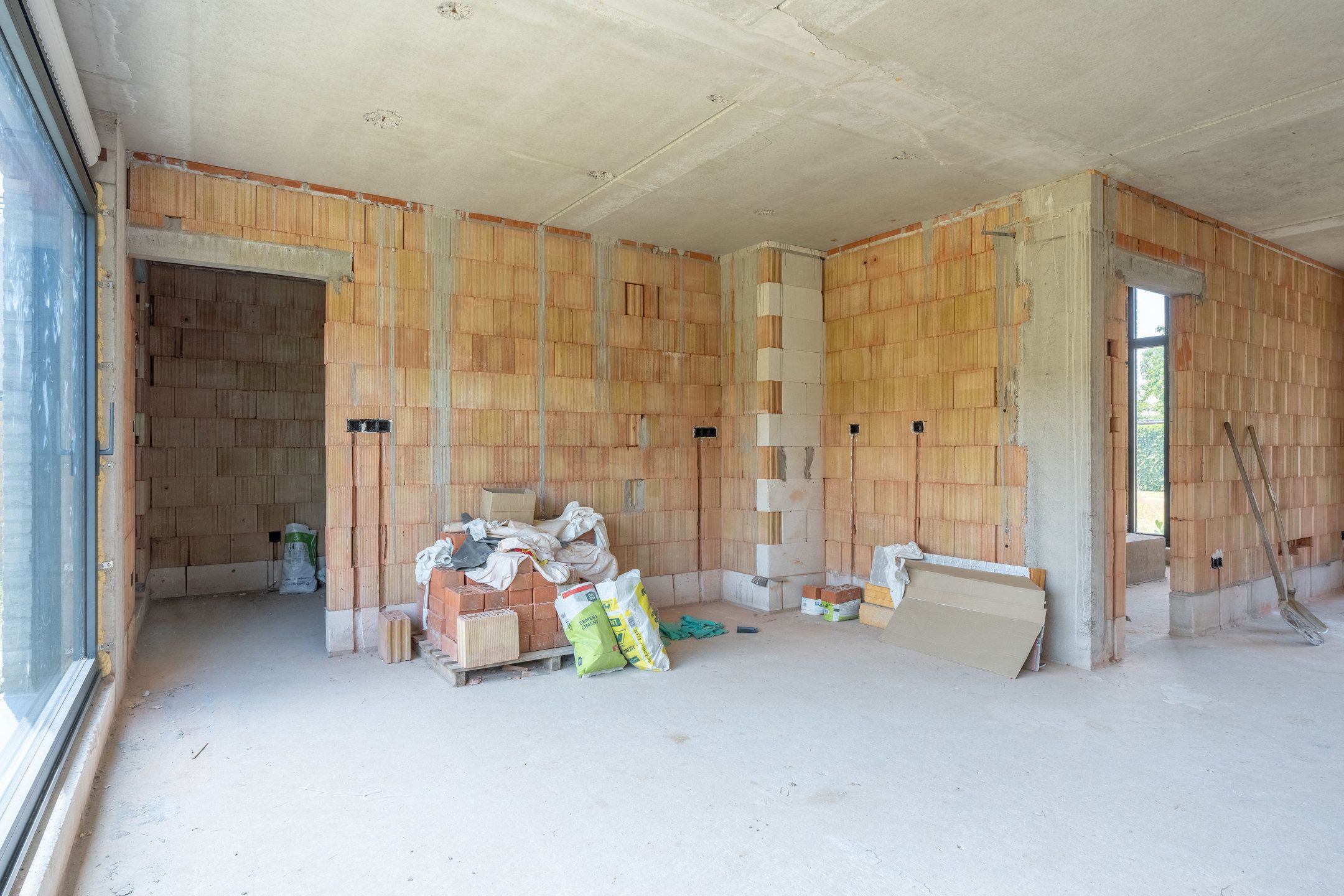 Verder af te werken woning met o.a. 4 slaapkamers, inpandige garage, ... foto 5