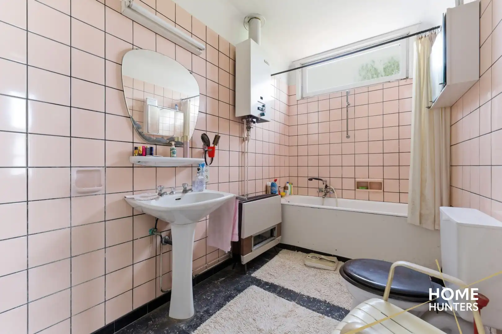 Karaktervolle te renoveren woning met 4 slaapkamers en ruime tuin te Ieper foto 14