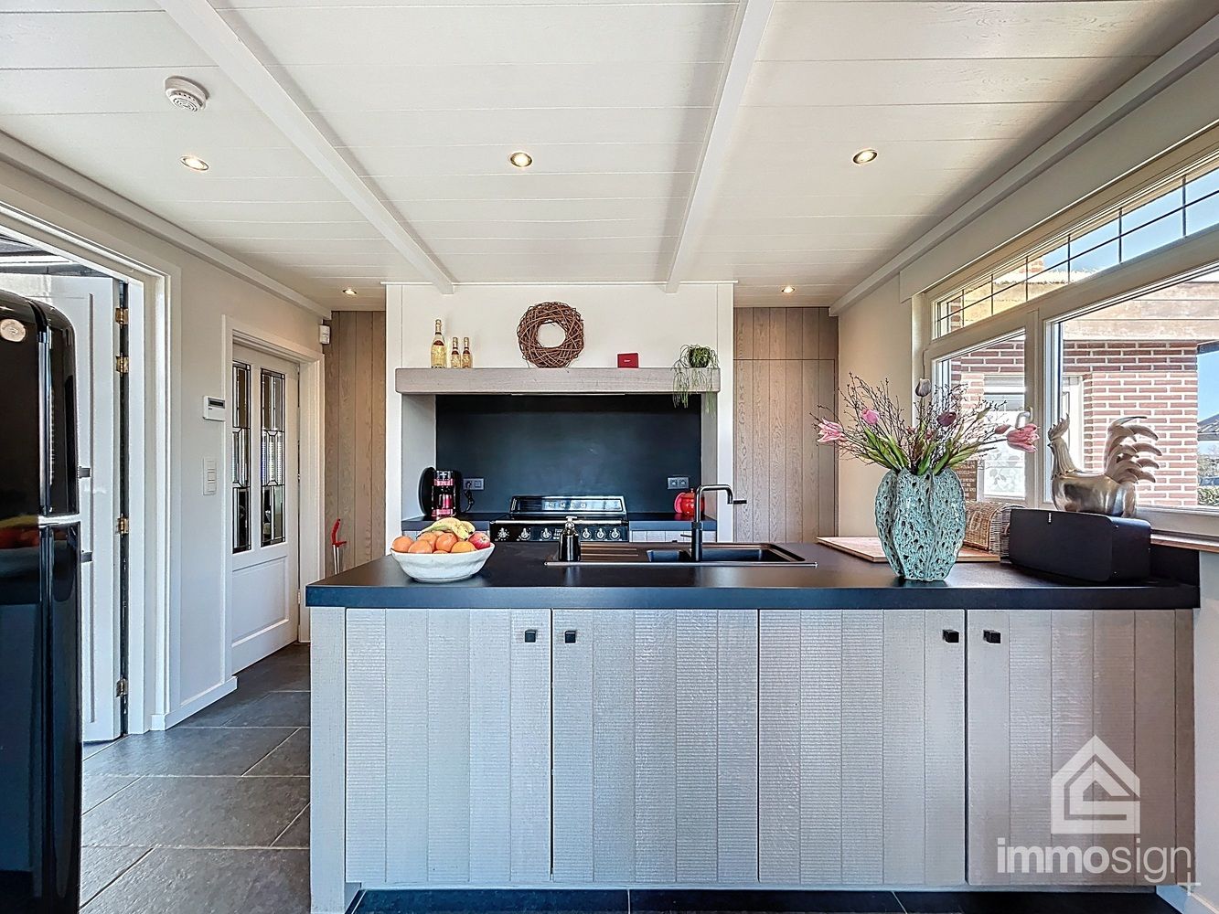 Exclusieve woning voorzien van dubbele garage en bedrijfshal op de Nederlandse grens foto 3