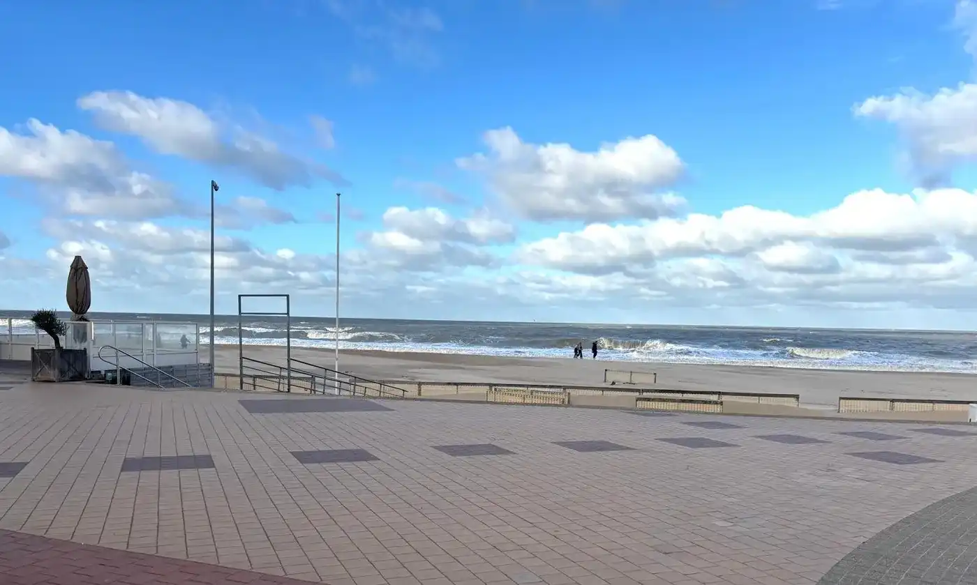 Studio met zijdelings zeezicht centraal gelegen op het Vanbunnenplein foto 11
