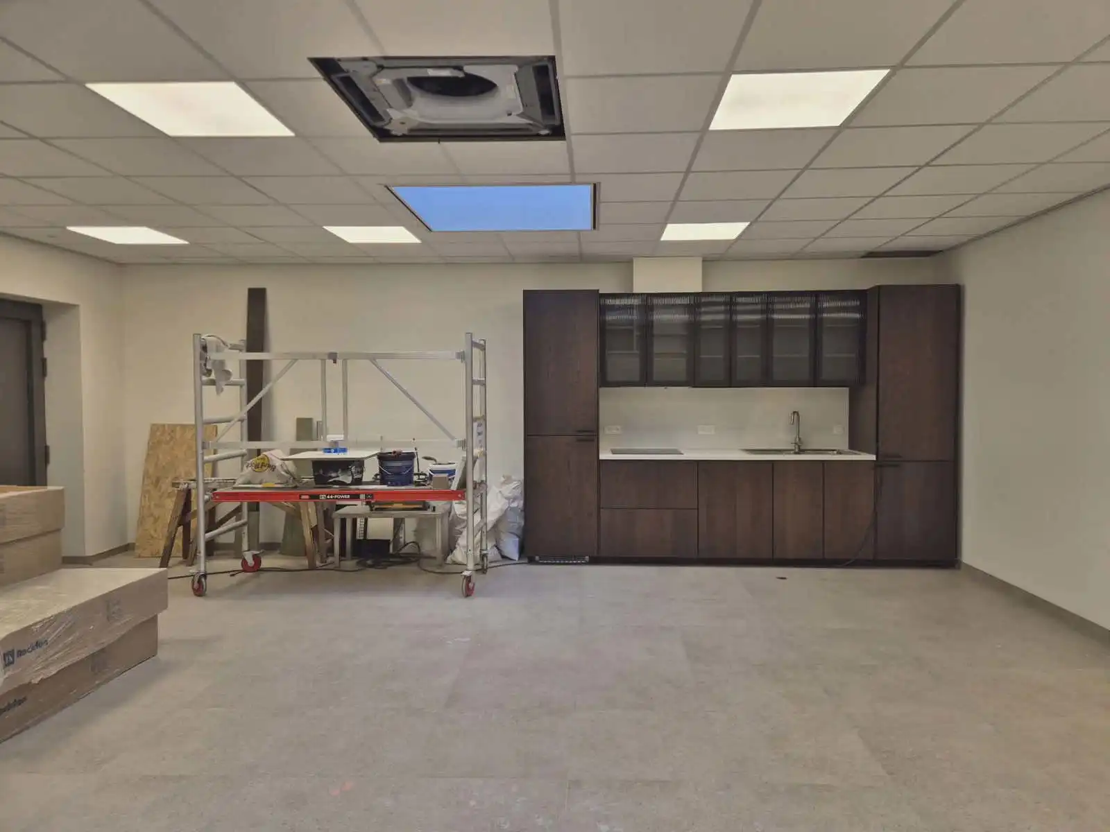 Nieuwbouw handelsgelijkvloers op het Dorp in Serskamp foto 5