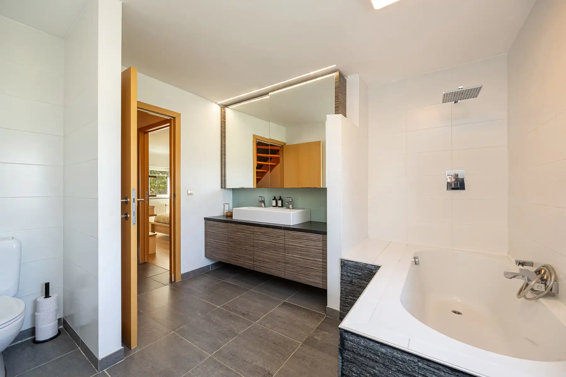 Ruime woning met garage en open uitzicht foto 13
