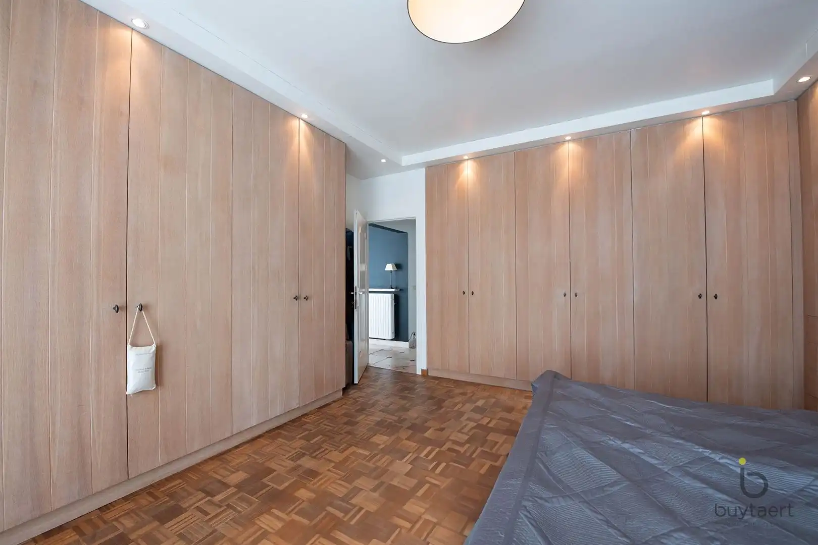 LICHTRIJK WONEN OP DE GRENS VAN SCHILDE EN ZOERSEL: OP TE FRISSEN SPLIT-LEVEL WONING MET TUIN EN ZWEMBAD. foto 16