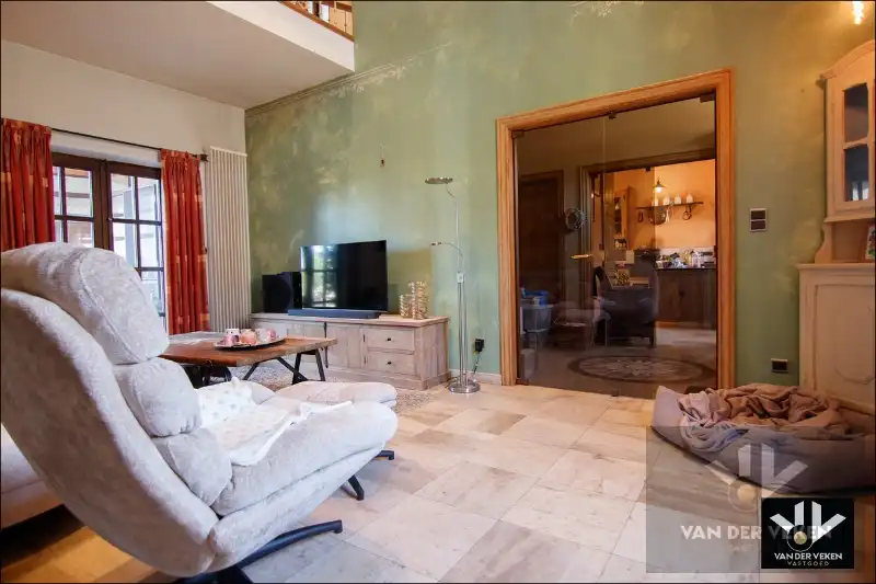 Volledig gerenoveerde, instapklare hoeve met authentieke elementen en sfeer in het hart van Haspengouw - een charmante woning én een ideale locatie om uw evenementenlocatie, B&B, kantoor, ... te vestigen! foto 6