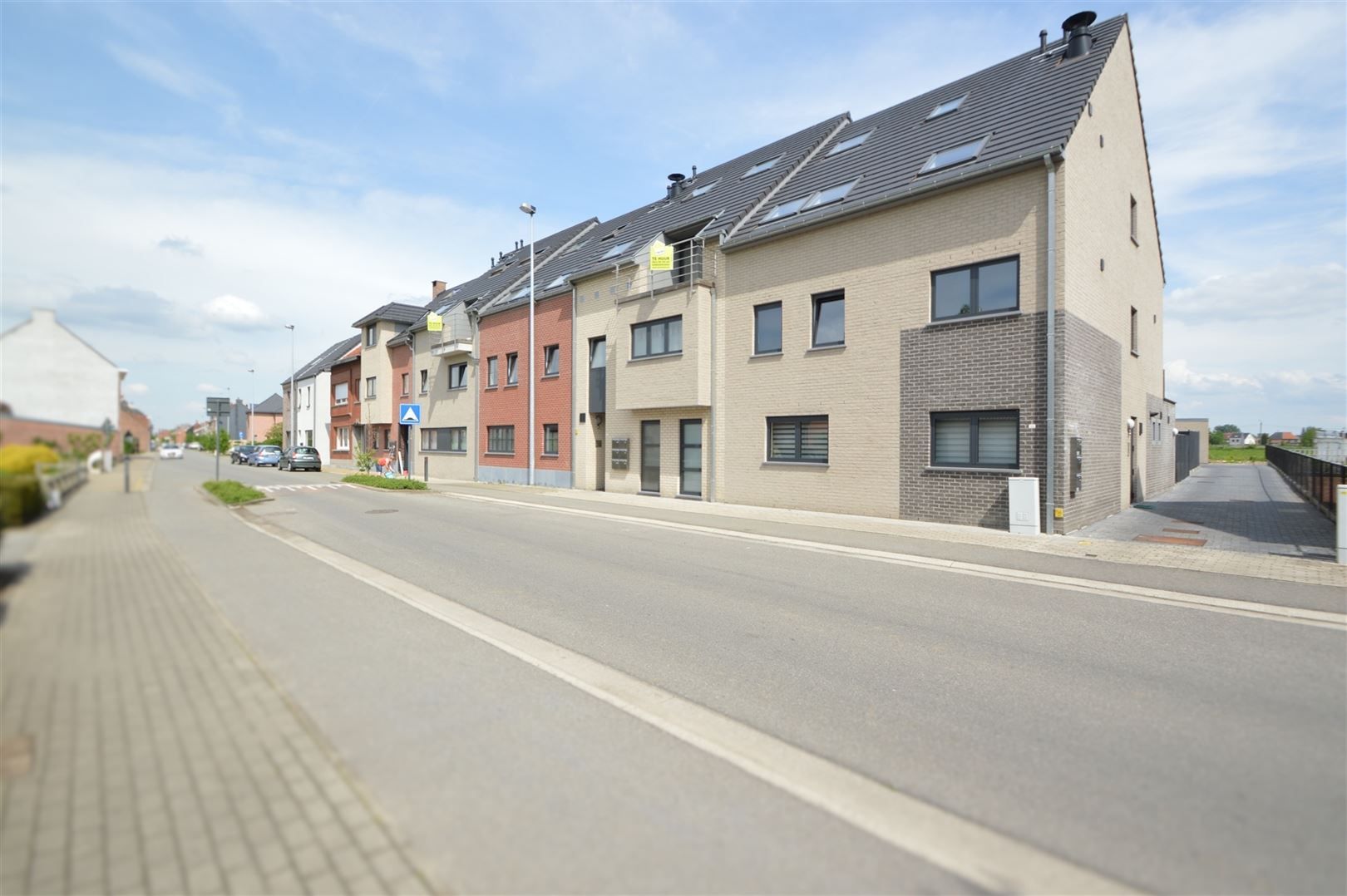 Prachtig Duplex appartement (106 m2) gelegen op het 2de verdiep te Dendermonde (Baasrode). foto {{pictureIndex}}