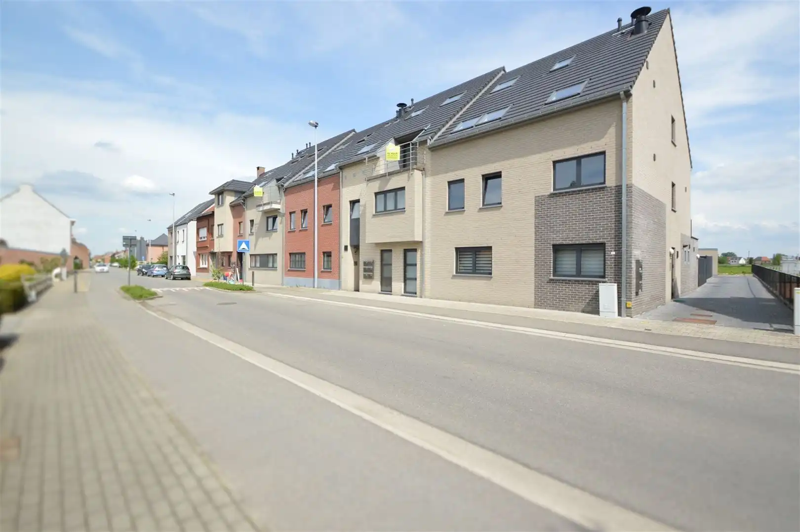 Prachtig Duplex appartement (106 m2) gelegen op het 2de verdiep te Dendermonde (Baasrode). foto {{pictureIndex}}