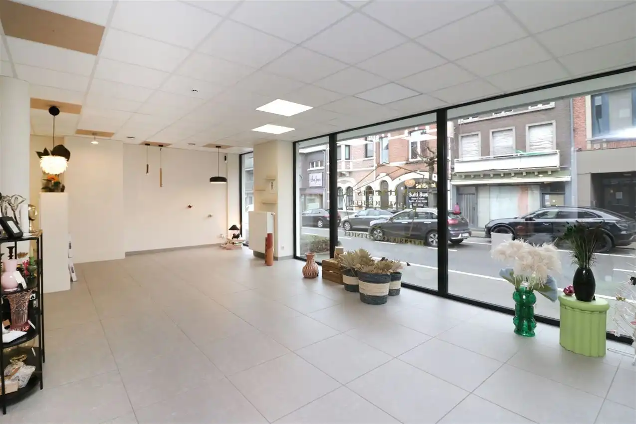 handelszaak met grote zichtbaarheid te midden van centrum foto 24