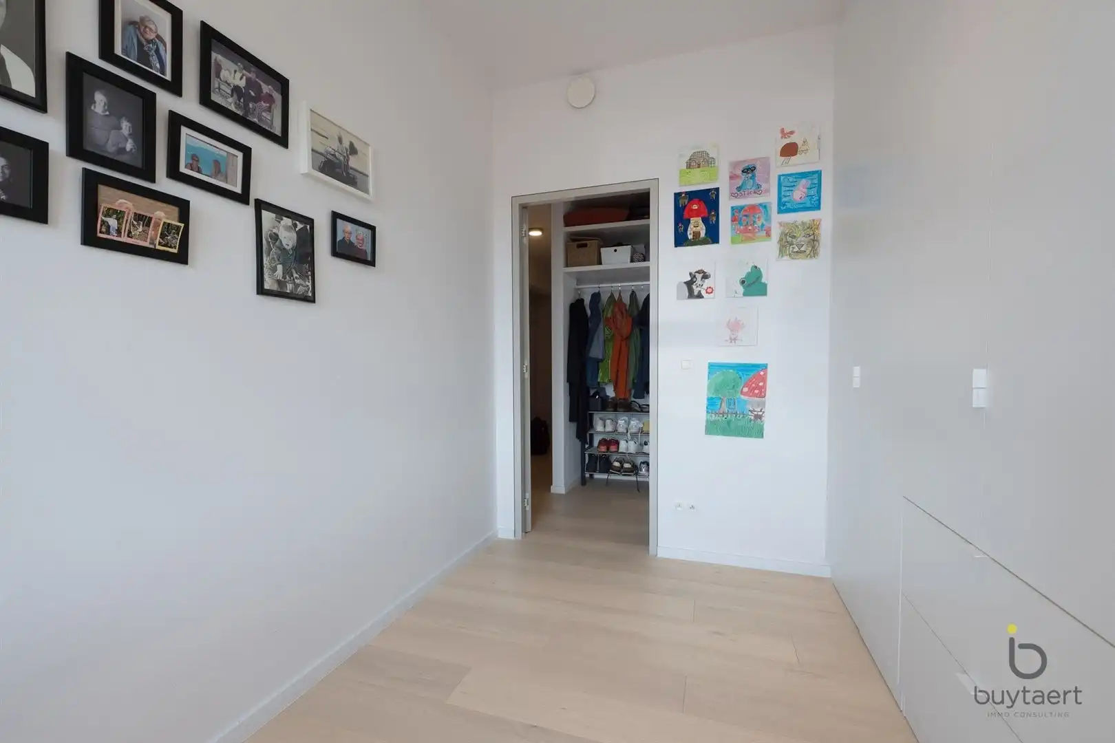 WONEN IN STIJL: een knap 2-slaapkamer appartement op de 3de verdieping met terras te Deurne-Zuid! foto 25