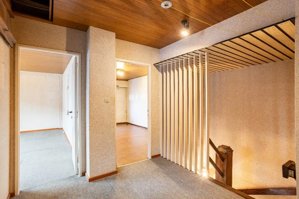 Karaktervolle deels te renoveren woning met veel potentie foto 9