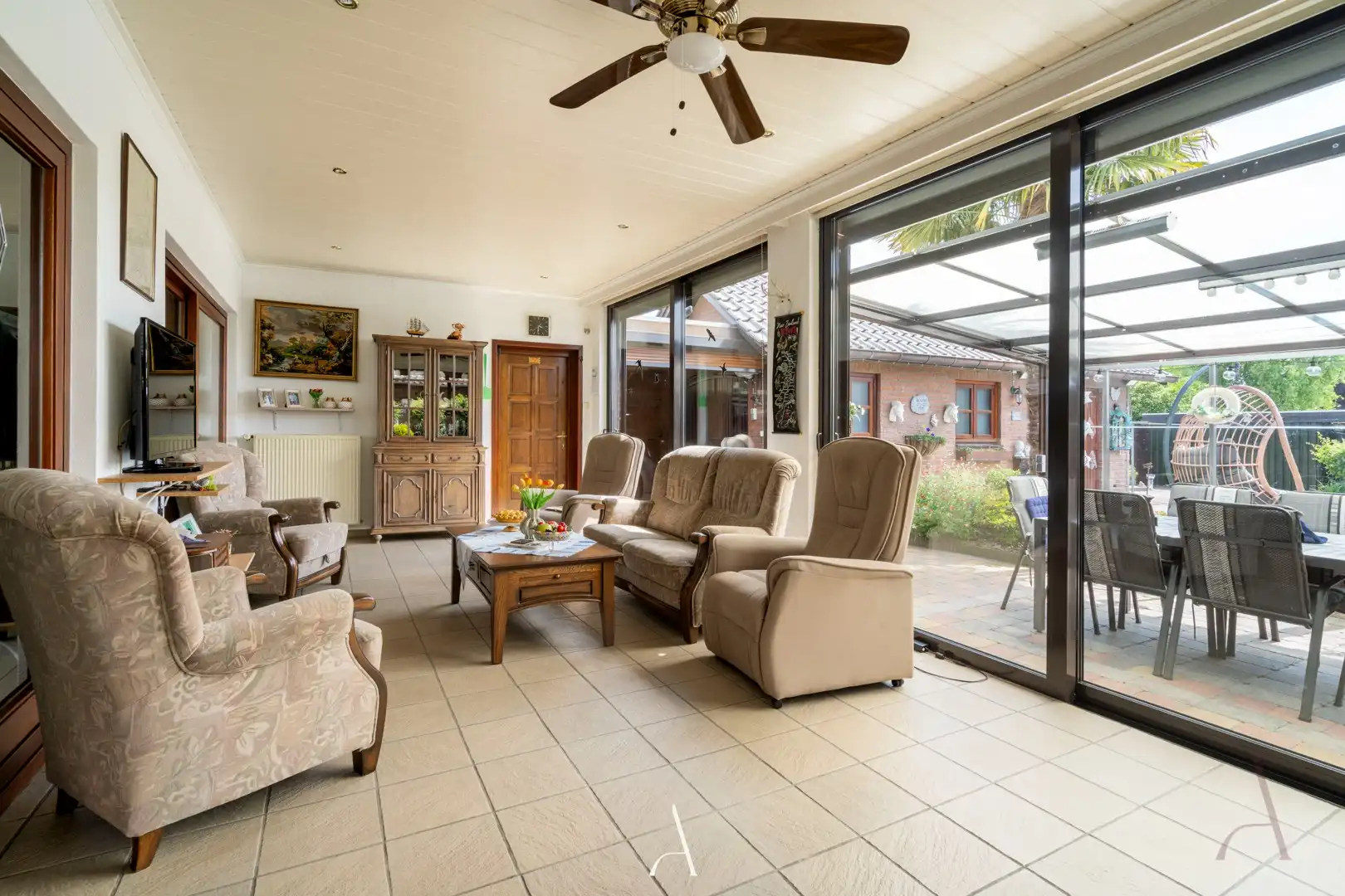 Instapklare gezinswoning met verwarmd zwembad en levensbestendige indeling op 840 m² foto 12