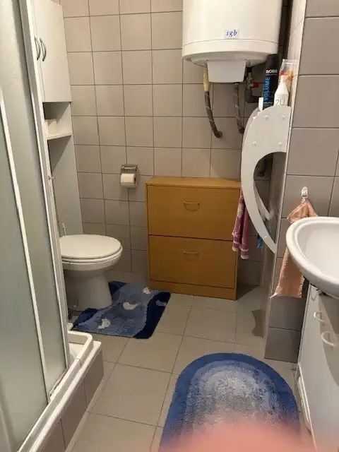 Instapklaar appartementje gelegen in de winkelstraat van Bredene duinen foto 8