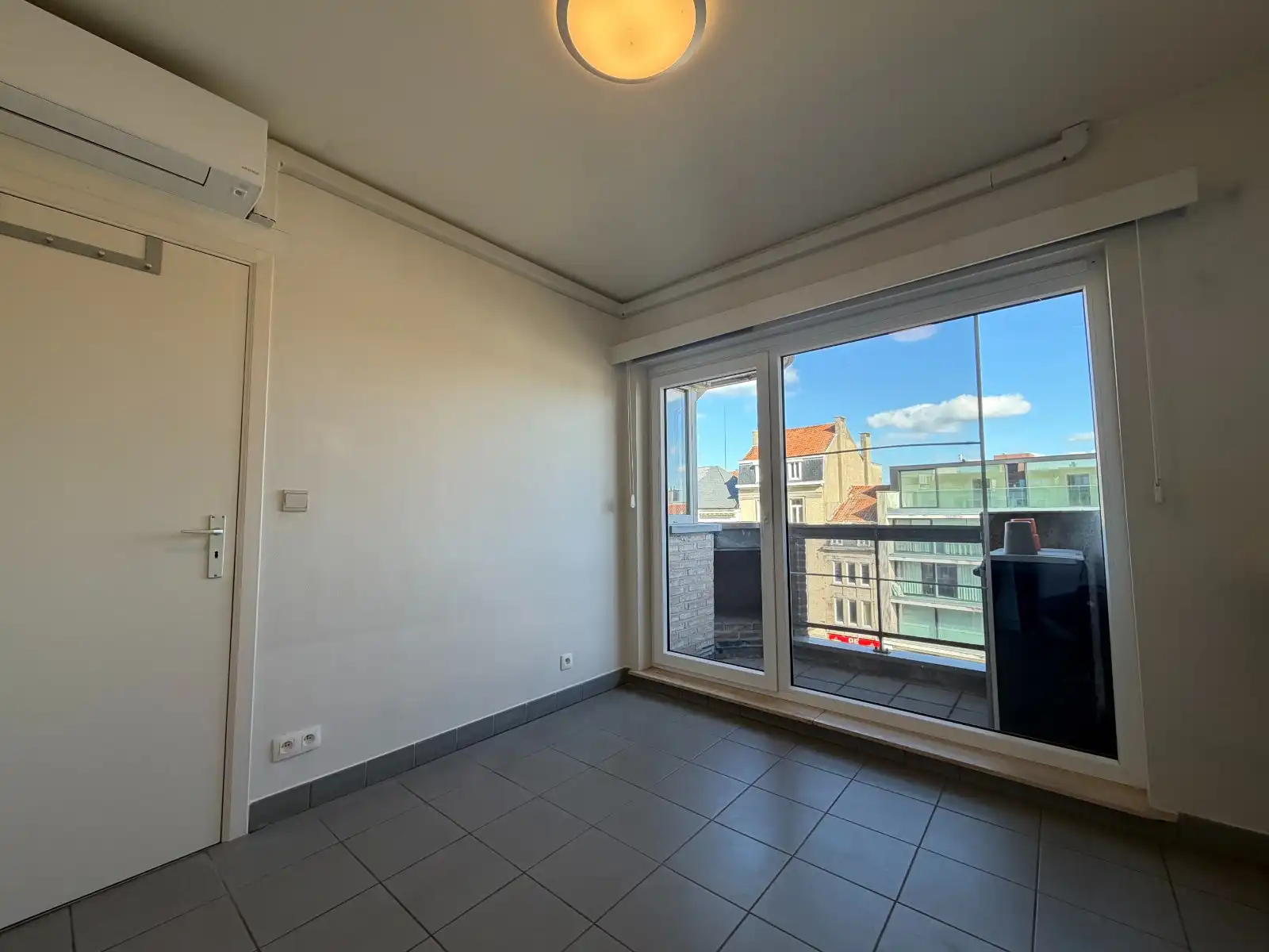 UNIEK DUPLEXAPPARTEMENT MET 2 RUIME TERRASSEN, AUTOSTAANPLAATS EN PRACHTIG UITZICHT OP DE MARKT VAN DEINZE! foto 8