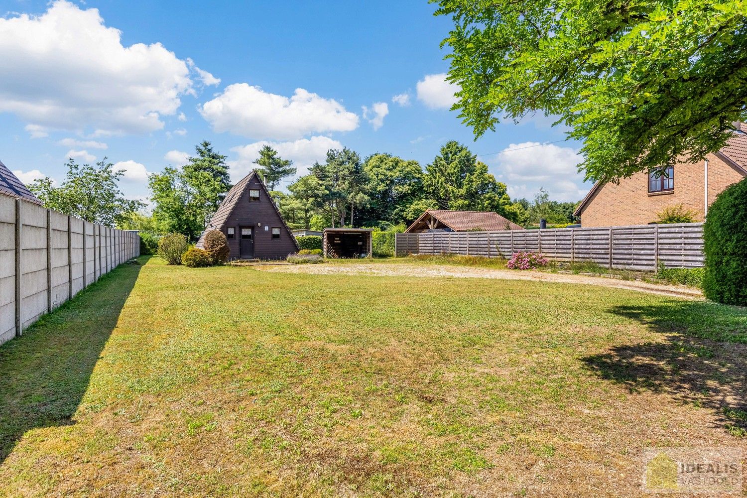 DEALIS VASTGOED – Residentieel gelegen bouwgrond met zicht op groen van maar liefst 12a (1200m²) met een straatbreedte van +- 20m. Momenteel voorzien van een chalet (onvergund) die dienst kan doen als tijdelijke woning. foto 6