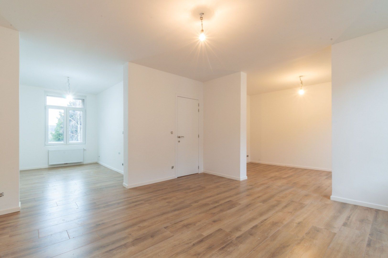 ZEER RUIME, VOLLEDIG GERENOVEERDE WONING ! foto 4