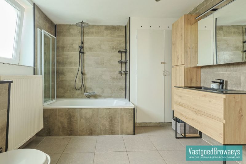 Instapklare woning met 4 slaapkamers, tuin & garage foto 10