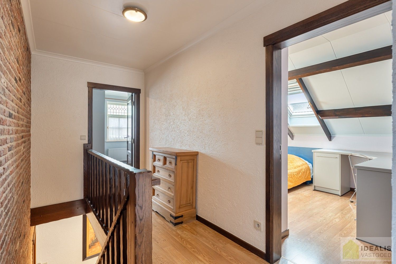 RUIME, INSTAPKLARE EN ENERGETISCH AANGEPASTE WONING VOORZIEN VAN 15 ZONNEPANELEN EN ZONNEBOILER. RIANTE WOONKAMER, KNAPPE KEUKEN, APART BUREEL, APARTE HOBBYRUIMTE, FIJNE WASPLAATS, 4 SLAAPKAMERS, 2 BADKAMERS EN INPANDIGE GARAGE! foto 34