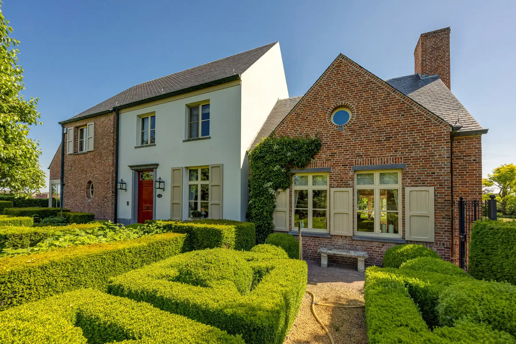 Ruime villawoning met 4 slaapkamers en noordoost georiënteerde tuin op een perceel van ca 6.155m² op een rustige locatie in Hoogstraten (Meerle). foto 3