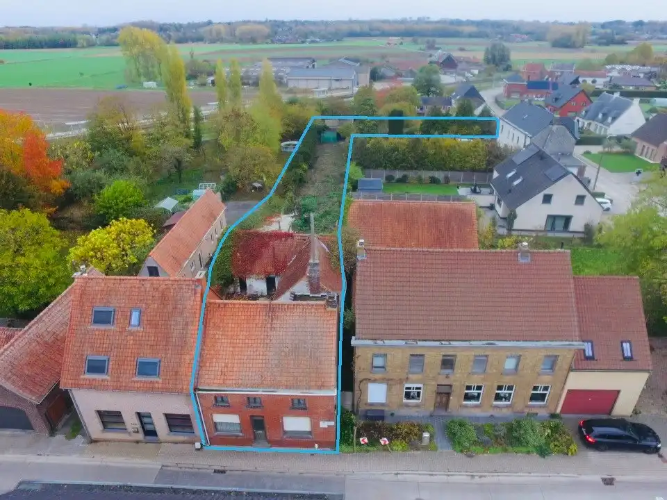 Te renoveren woning met magazijn en tweede oprit! foto 2