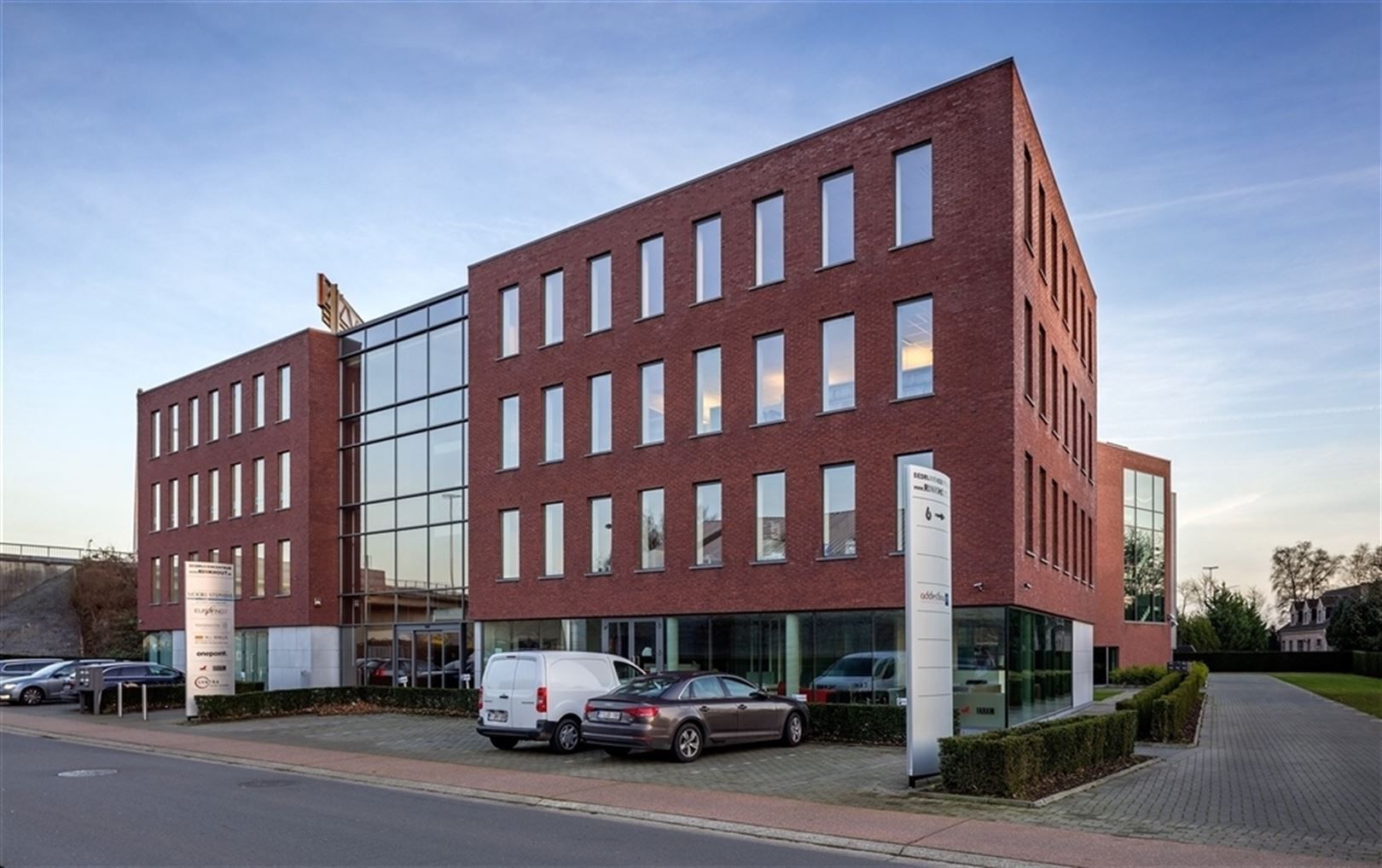 Instapklare kantoren in Zele met ruime parking foto {{pictureIndex}}