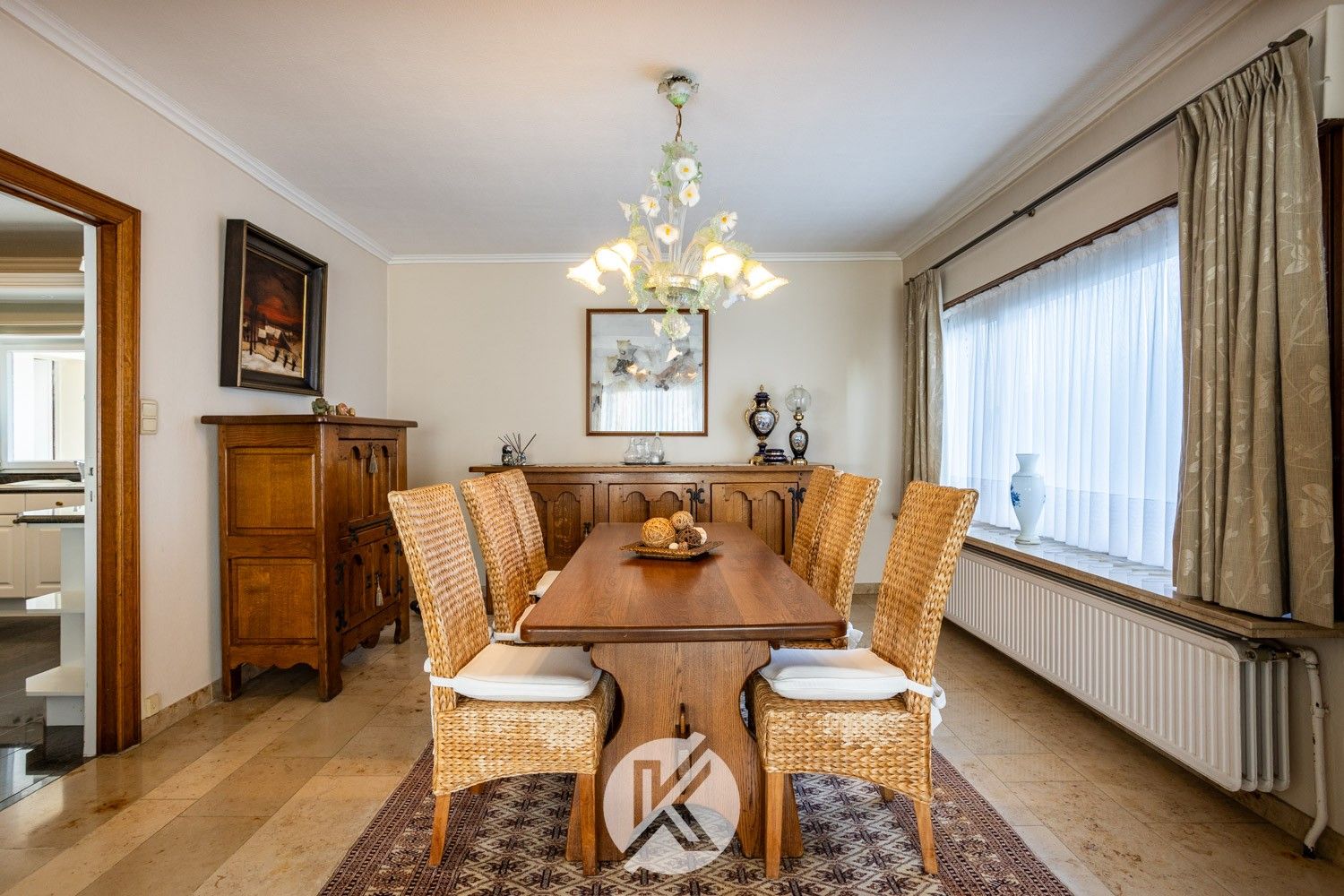 Robuuste, tijdloze villa met veel potentieel foto 9