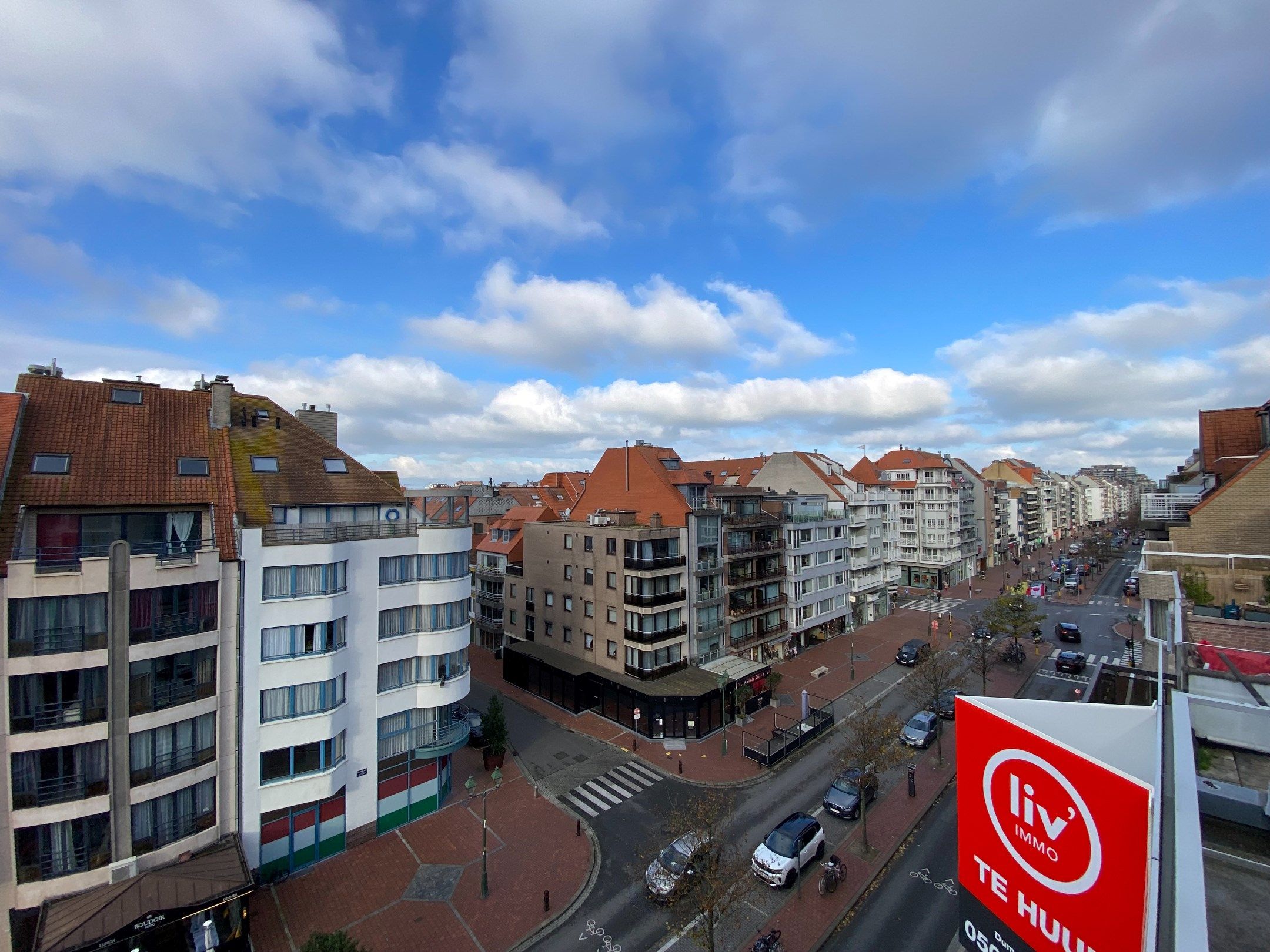 GEMEUBELD - Duplex appartement met 3 volwaardige slaapkamers en twee ruime zongerichte terrassen met open zichten, gelegen aan de zonnekant van de Lippenslaan.  foto 25