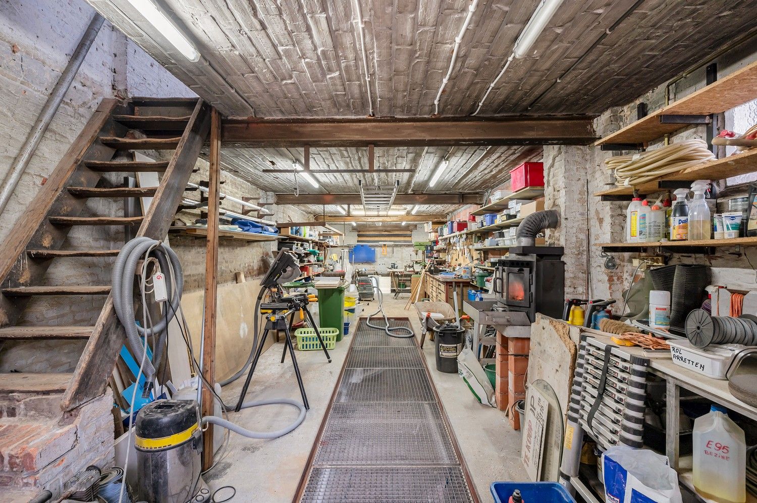 OP TE FRISSEN WONING MET MAGAZIJN VLAK BIJ CENTRUM MECHELEN foto 24